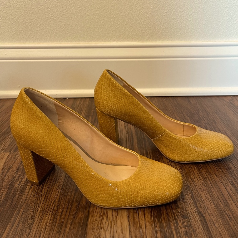 Yellow wedges style size 5